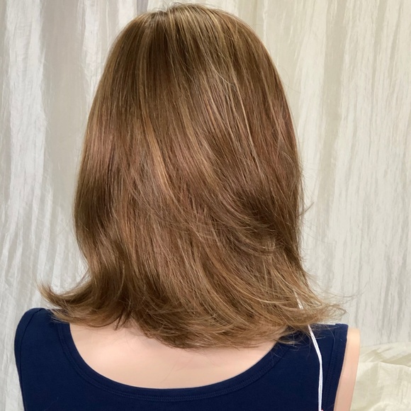 NWT Noriko Kenzie Mochaccino Shoulder Length Wig with Layers - Picture 6 of 8